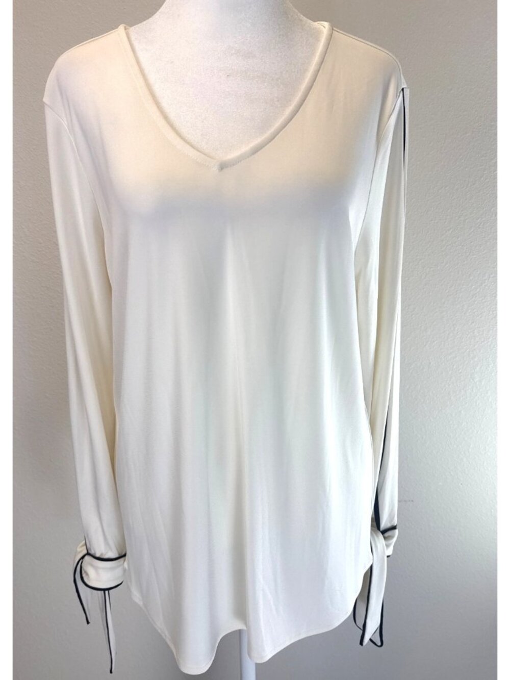 NTW Anne Taylor Elegant White V-Neck Blouse & Black Trim Large Light Academia